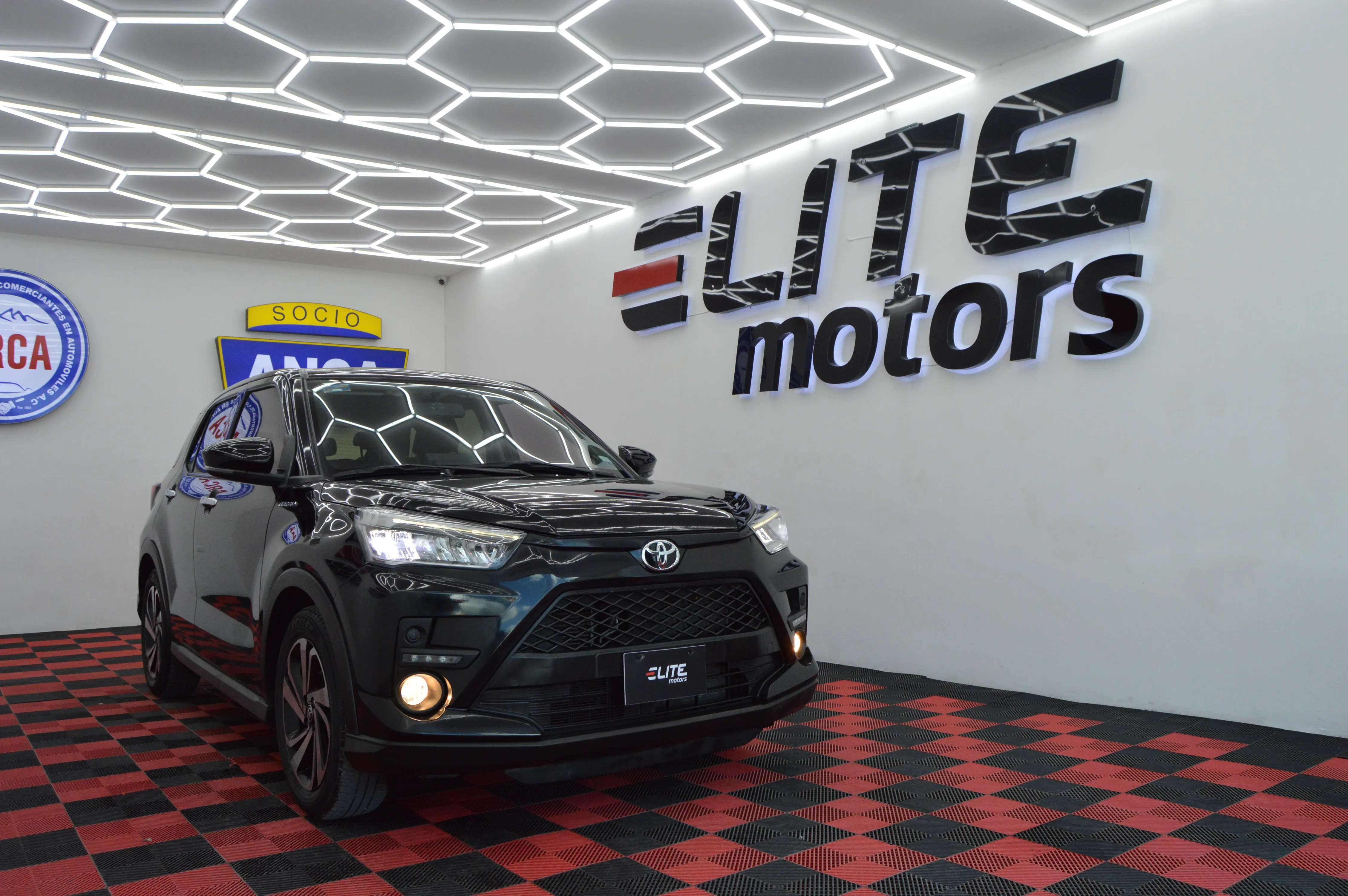 Raize XLE CVT
