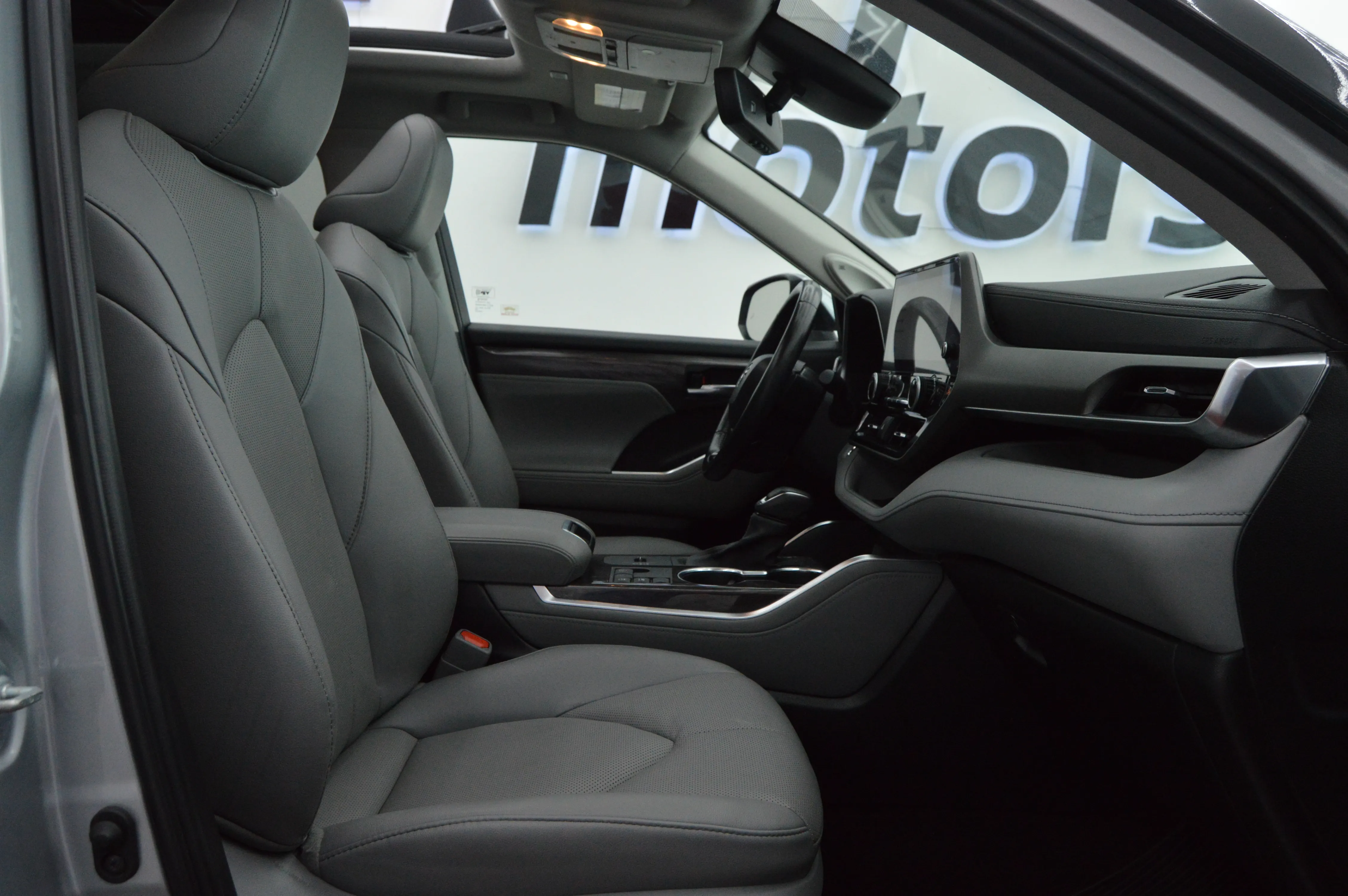 Toyota Limited HV 2023
