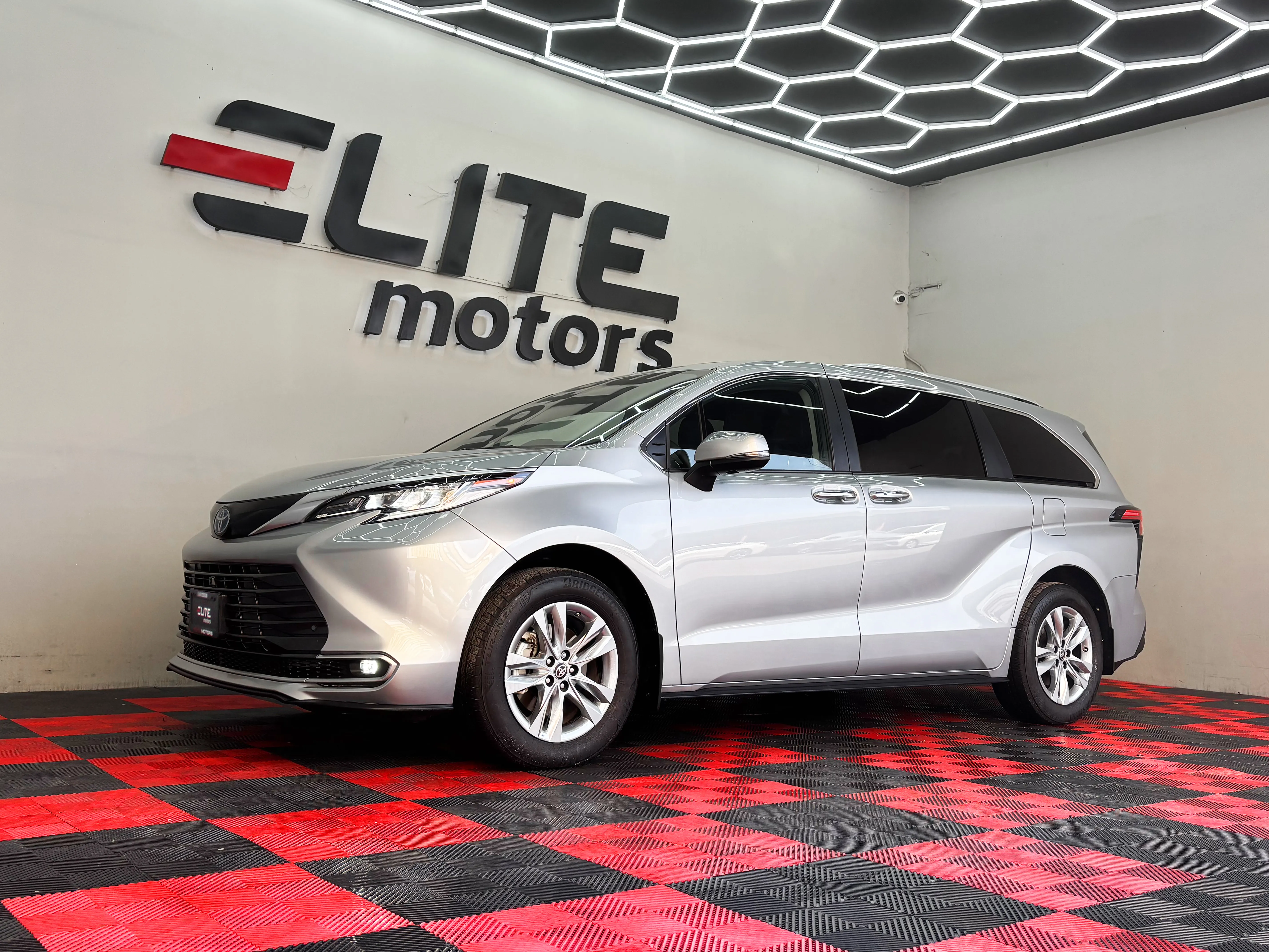 Toyota Sienna Platinum Hybrid 2024