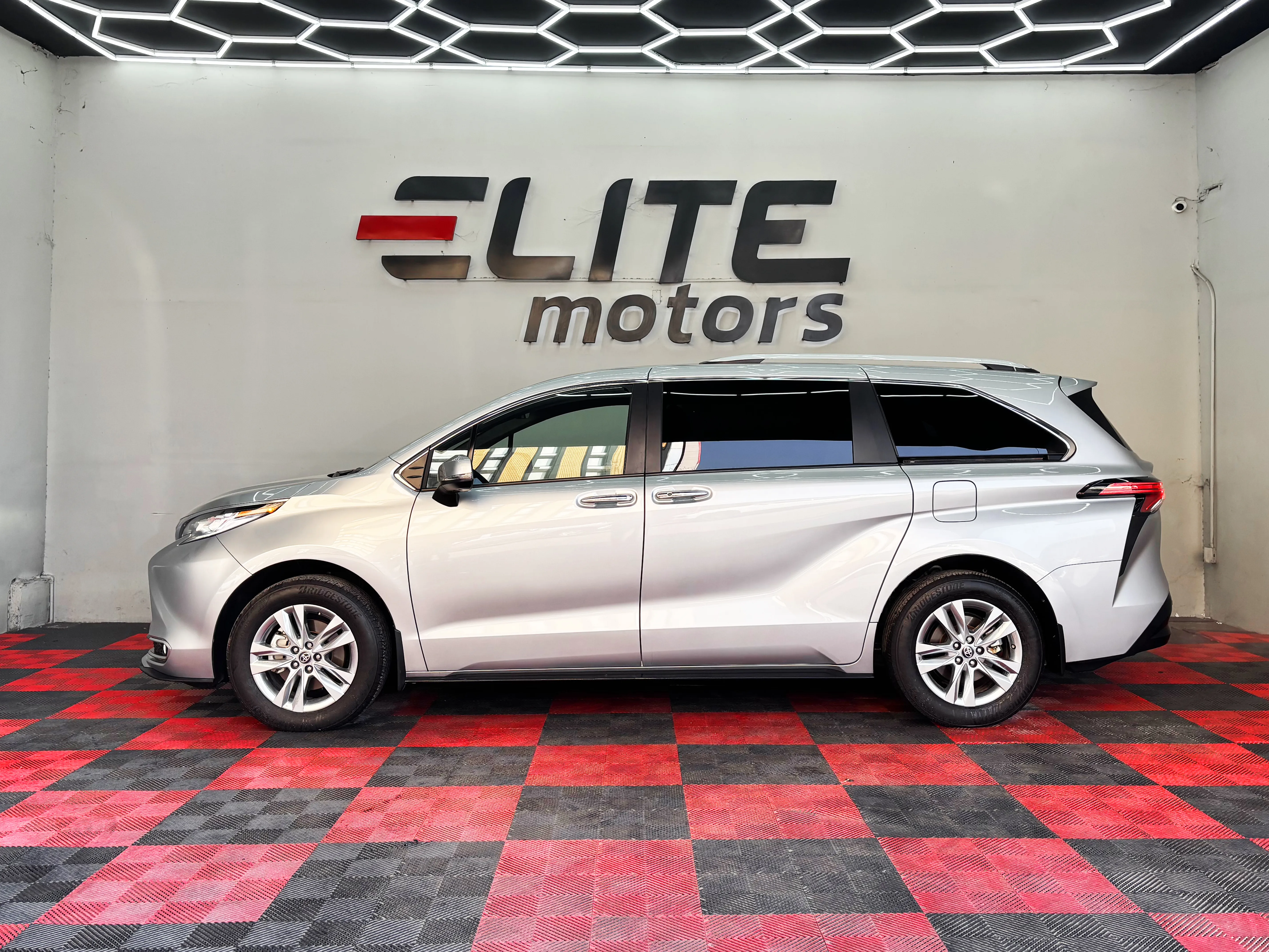 Toyota Sienna Platinum Hybrid 2024