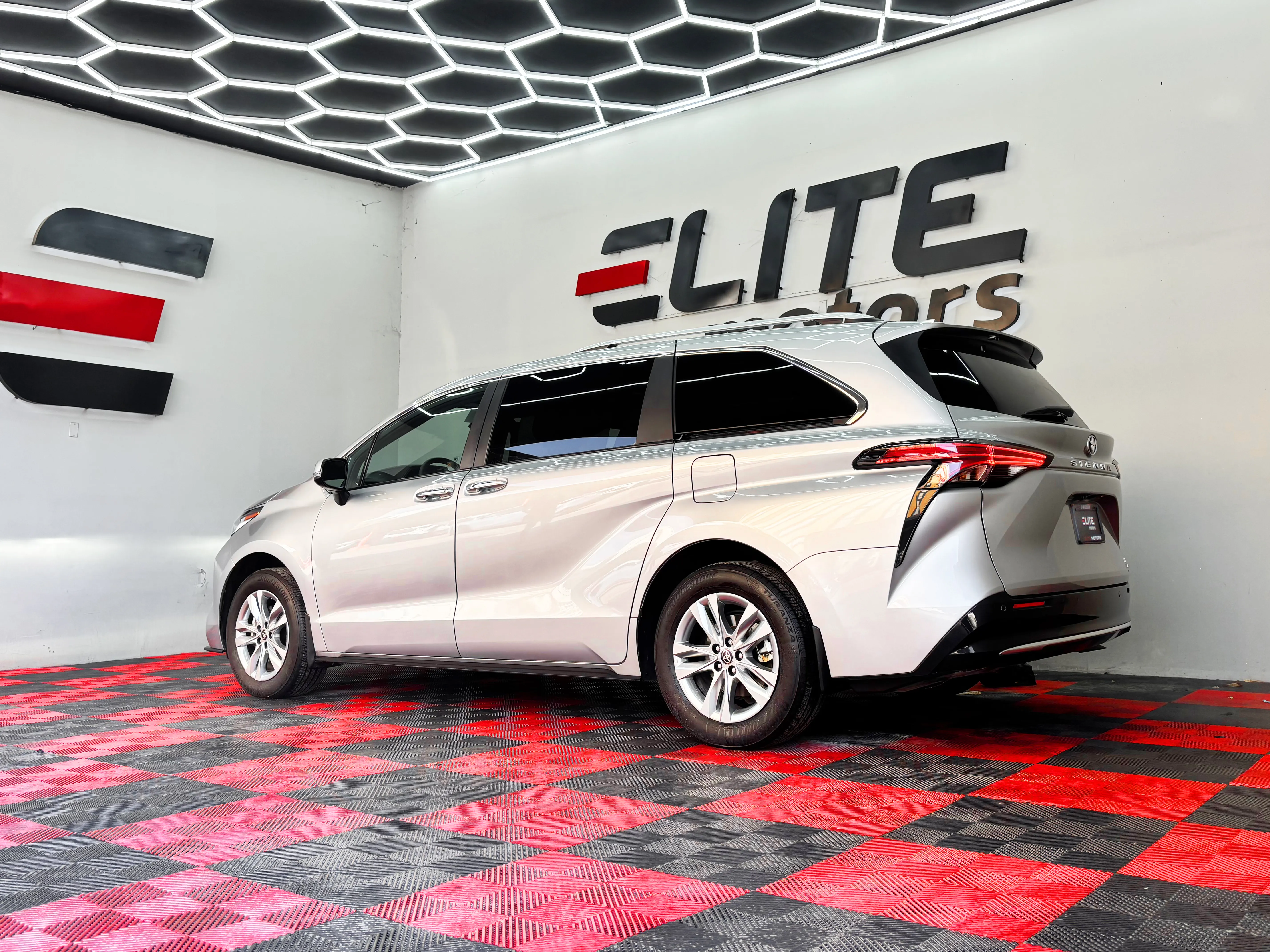 Toyota Sienna Platinum Hybrid 2024