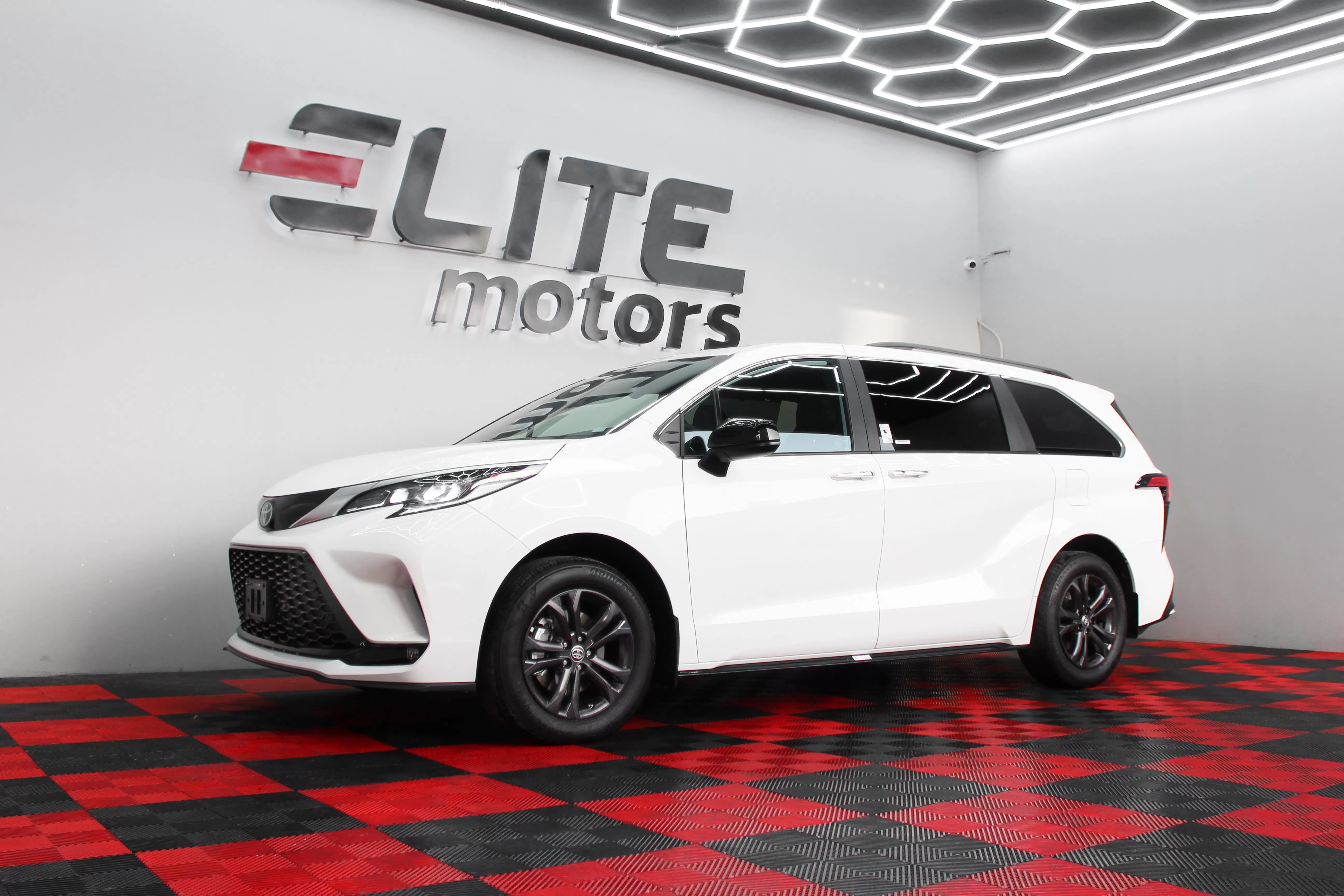 Toyota Sienna XSE Hybrid 2024