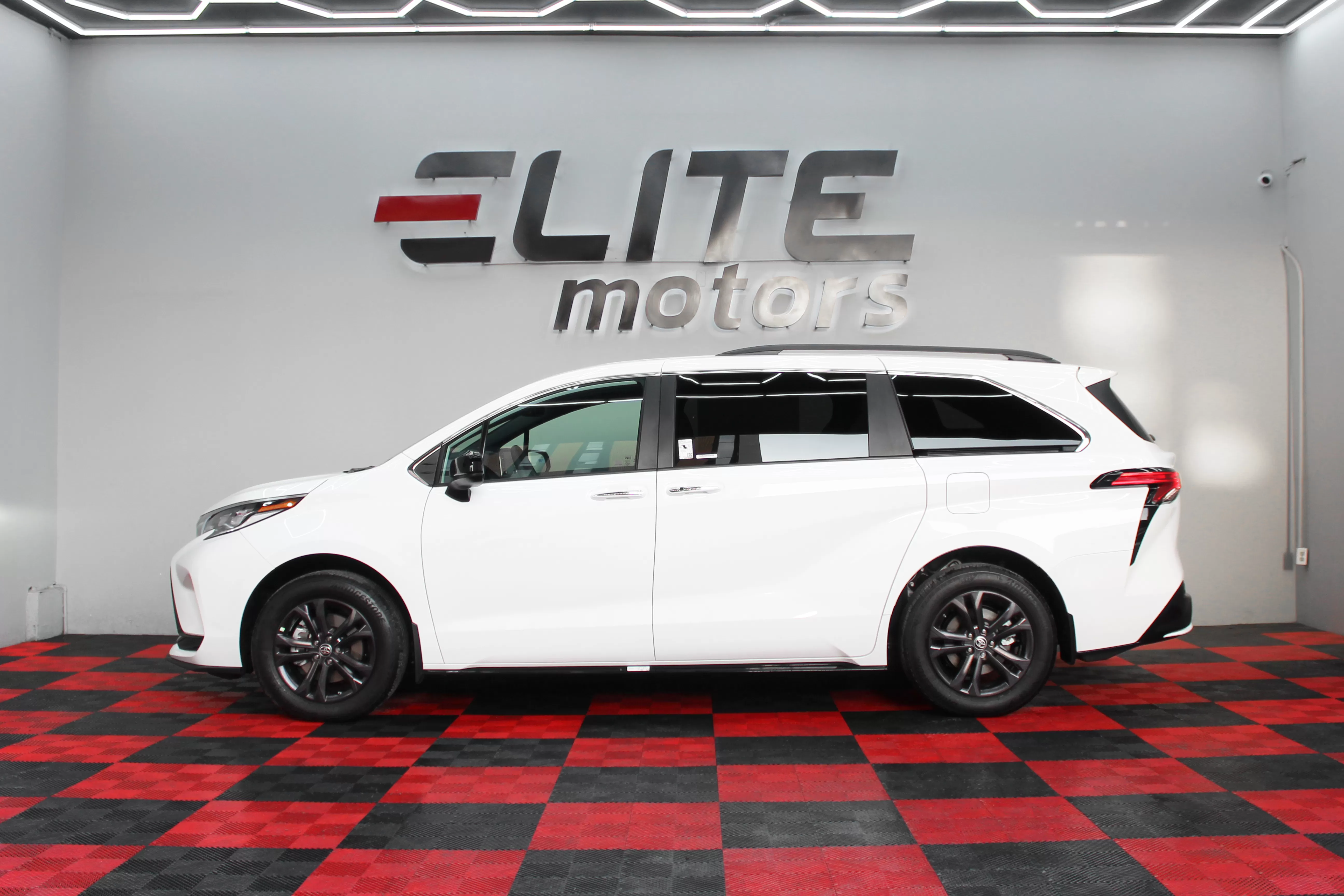 Toyota Sienna XSE Hybrid 2024