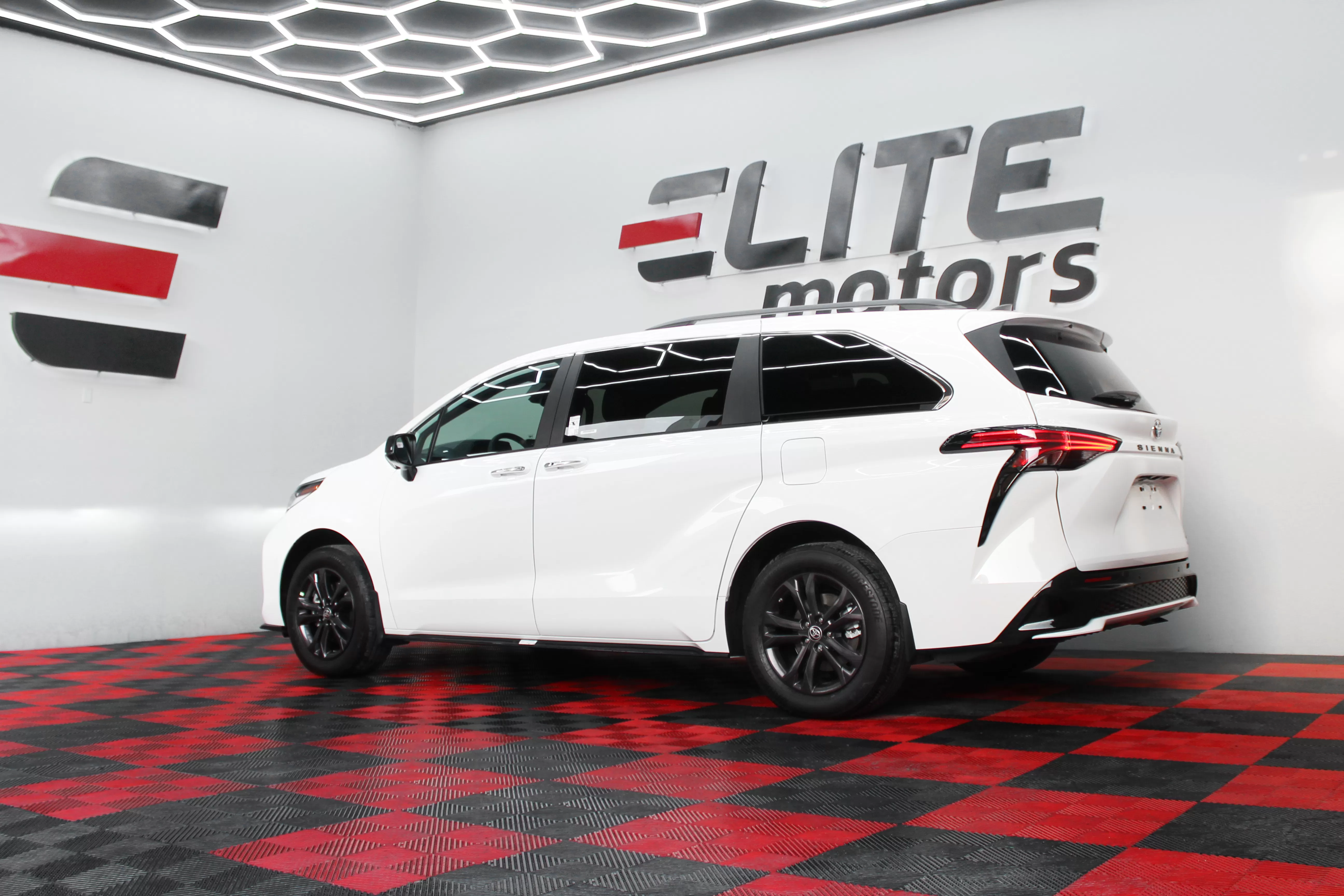Toyota Sienna XSE Hybrid 2024